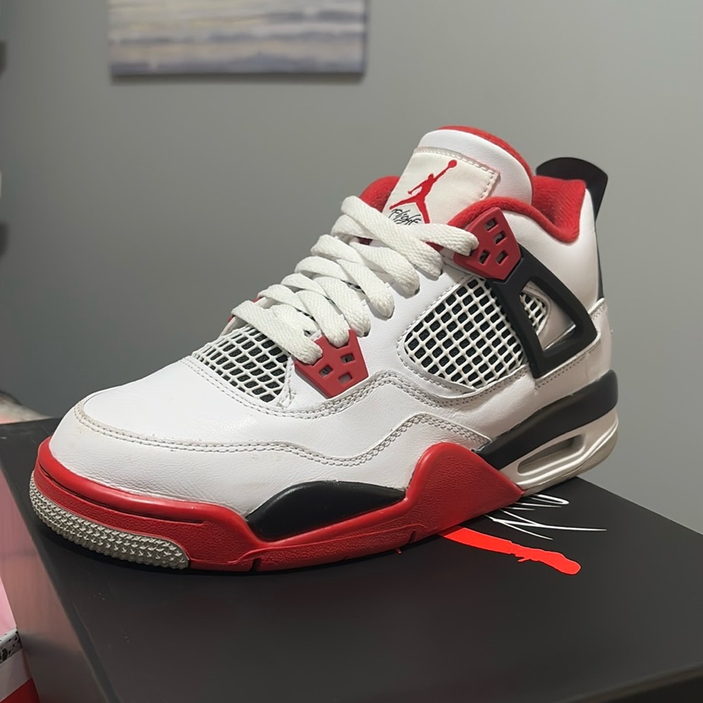 selling a pair of lightly used air jordan 4 retro size 5Y